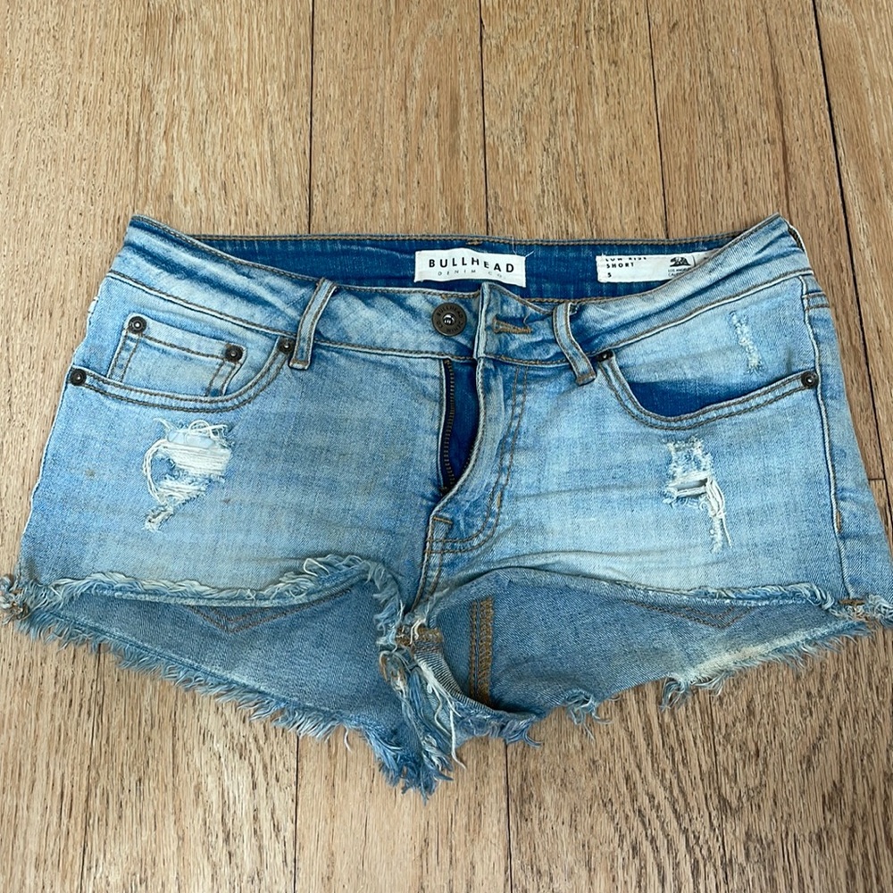 Trendy, cute Bullhead Denim Co. jean low rise shorts. Size Small